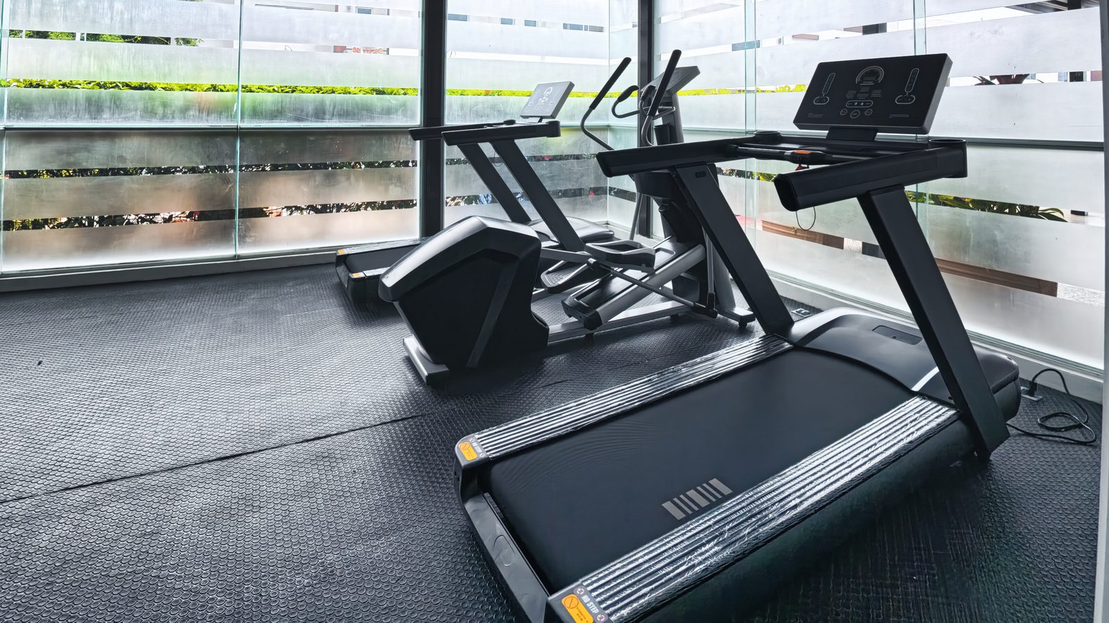 Gimnasio equipado con caminadoras y elíptica