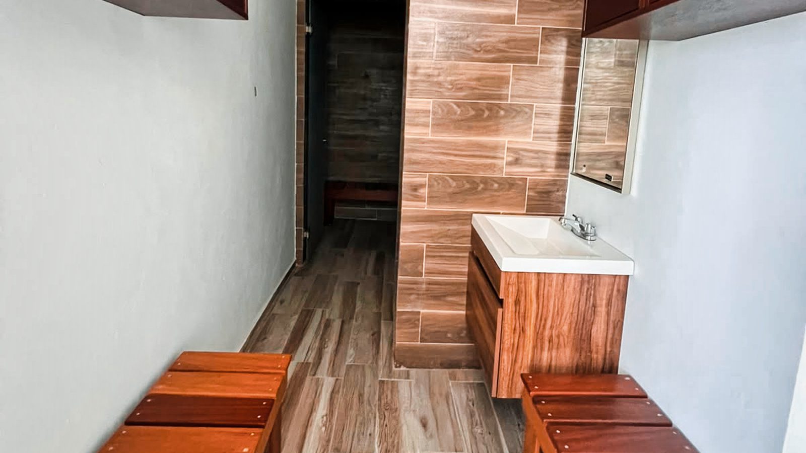 Vapor con vestidores de madera